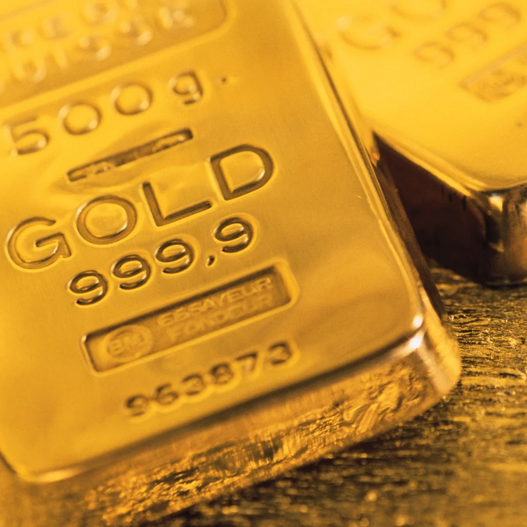 Close crop of a 500 gramme gold bar stamped 999,9 with its serial number visible